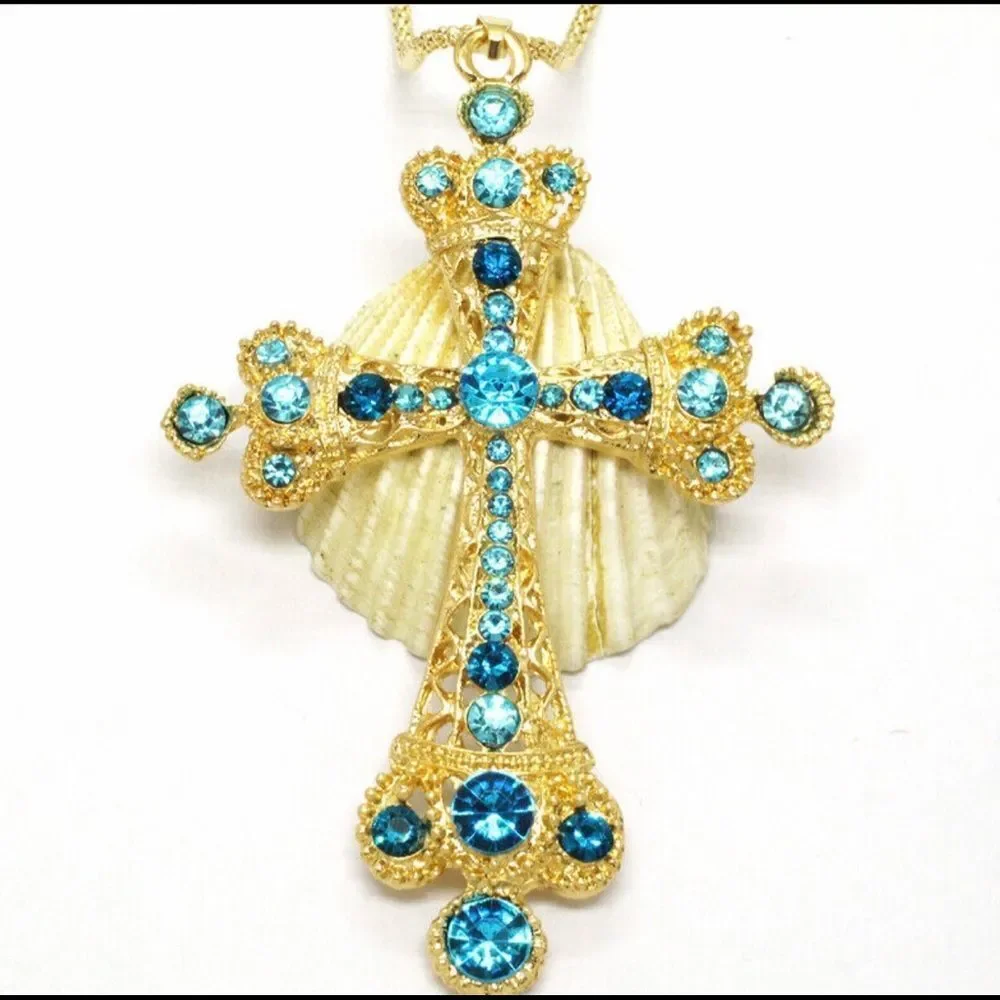 ✨ Betsey Johnson stunning crystal embellished cross necklace/pendant ✨